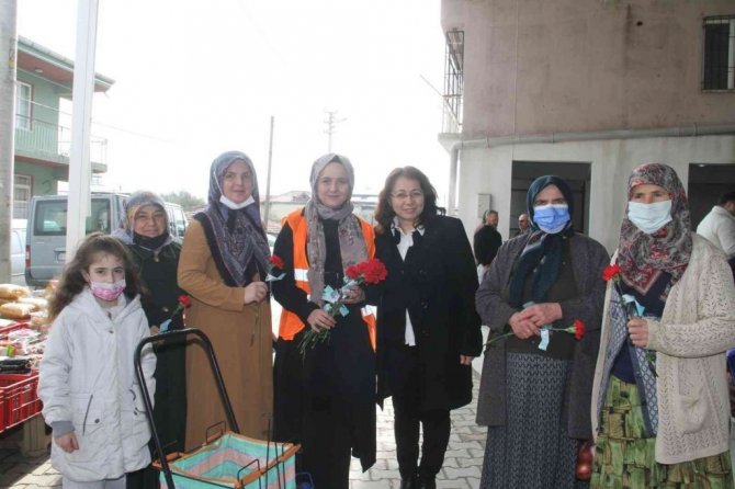 Kuyucak’ta Kadınlar Günü karanfillerle kutlandı