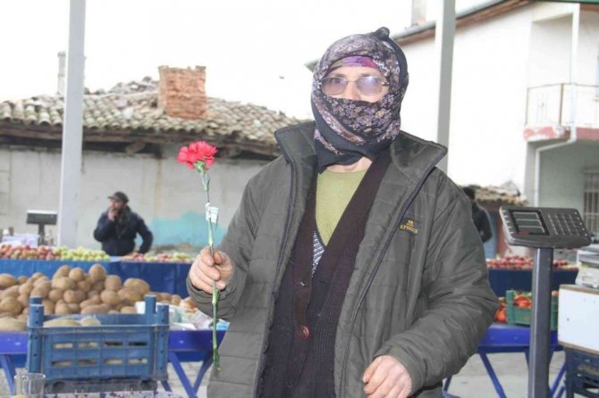 Kuyucak’ta Kadınlar Günü karanfillerle kutlandı