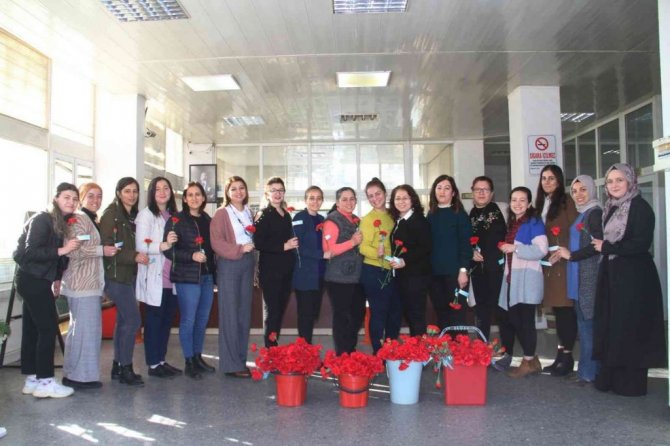 Kuyucak’ta Kadınlar Günü karanfillerle kutlandı