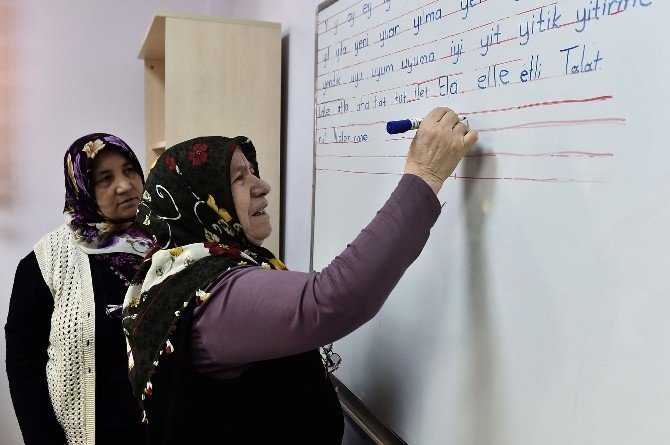 MAMAK BELEDİYESİ, BAŞAK AİLE MERKEZİ’NDE VERDİĞİ OKUMA-YAZMA KURSU İLE GENÇ YAŞLI ÇOK SAYIDA KİŞİYE EĞİTİM İMKÂNI SUNUYOR. 2 YILDIR KURSA GELEN 69 YAŞINDAKİ FATMA OKUTAN DA OKUMA-YAZMA ÖĞRENEREK YAŞITLARINA ÖRNEK OLDU.