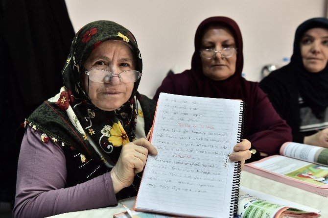 MAMAK BELEDİYESİ, BAŞAK AİLE MERKEZİ’NDE VERDİĞİ OKUMA-YAZMA KURSU İLE GENÇ YAŞLI ÇOK SAYIDA KİŞİYE EĞİTİM İMKÂNI SUNUYOR. 2 YILDIR KURSA GELEN 69 YAŞINDAKİ FATMA OKUTAN DA OKUMA-YAZMA ÖĞRENEREK YAŞITLARINA ÖRNEK OLDU.
