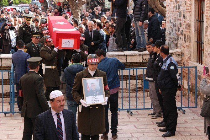 Manisa Şehidini Tekbir Sesleriyle Uğurladı