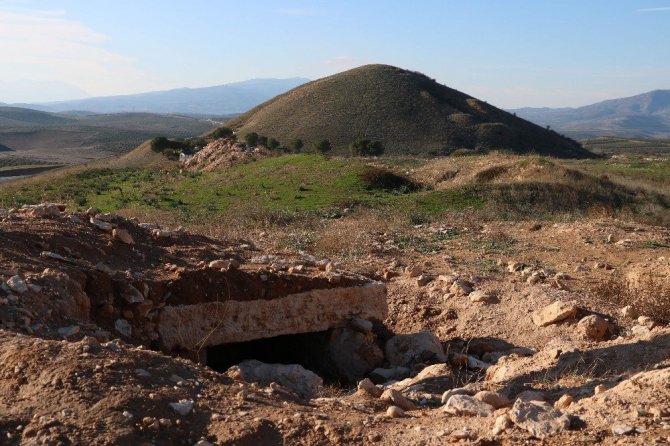 Manisa'nÄ±n Salihli ilÃ§esinde Anadolu'da kurulan en eski medeniyetlerden biri olan Lidya KrallÄ±ÄÄ±'na ait'Bin Tepeler' mevkiindeki nekropol alanÄ±nÄ±n turizme kazandÄ±rÄ±lmasÄ± bekleniyor. ile ilgili gÃ¶rsel sonucu