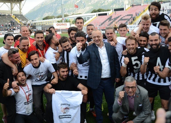 Manisasporlu Futbolcular Şampiyonluğu Çiftetelli İle Kutladı