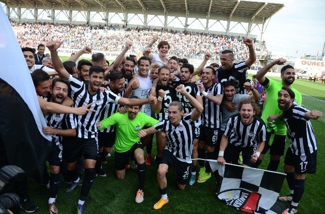 Manisasporlu Futbolcular Şampiyonluğu Çiftetelli İle Kutladı