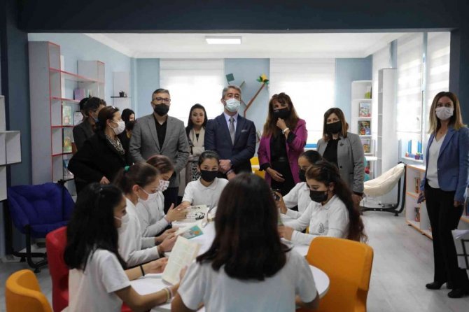 Marmaris Belediyesi Ahu Hetman Okulu’na kütüphane kazandırdı