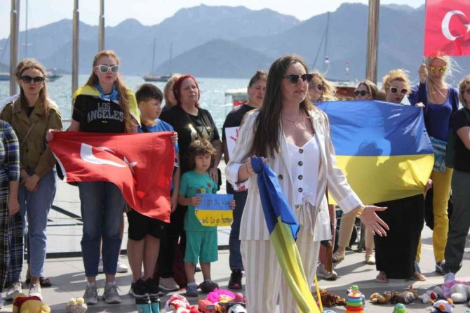 Marmaris’te yaşayan Ukraynalılar savaşta ölen çocuklar için toplandı