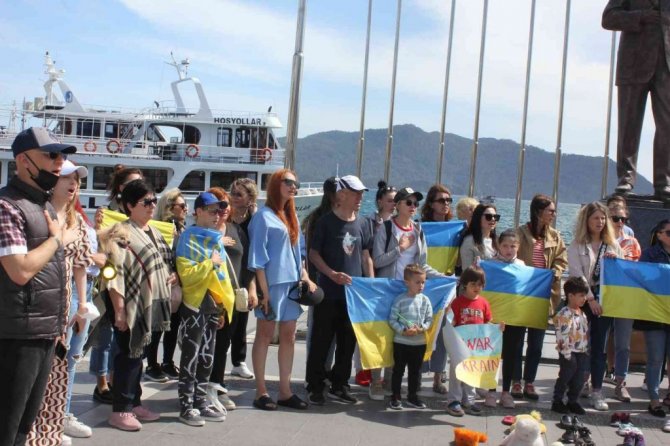 Marmaris’te yaşayan Ukraynalılar savaşta ölen çocuklar için toplandı