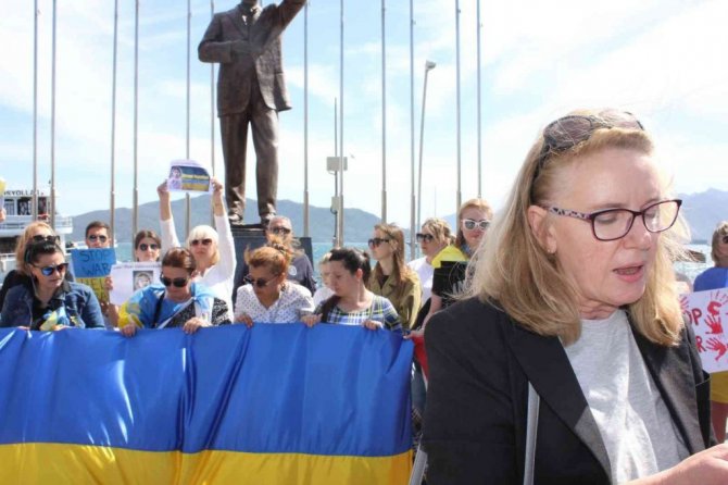 Marmaris’te yaşayan Ukraynalılar savaşta ölen çocuklar için toplandı