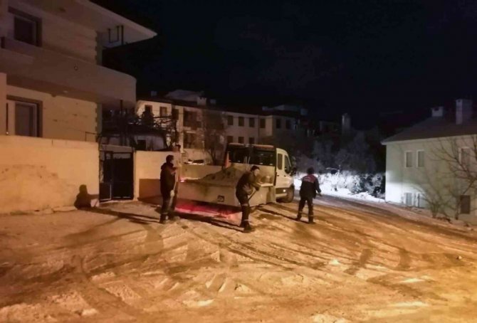 Menteşe’nin sokak ve caddelerinde tuzlama çalışması