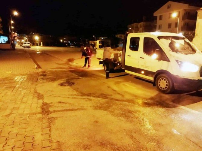 Menteşe’nin sokak ve caddelerinde tuzlama çalışması