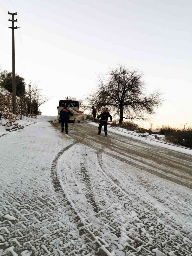 Menteşe’nin sokak ve caddelerinde tuzlama çalışması