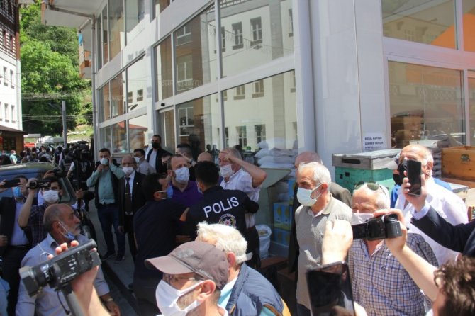 Meral Akşener Rize programını yarıda kesti