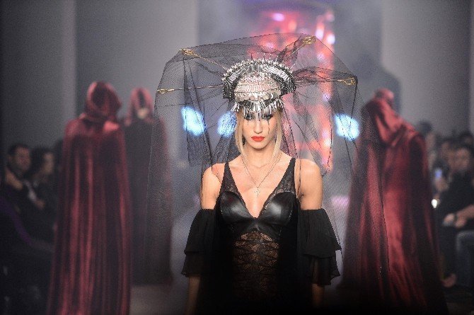 MERCEDES-BENZ FASHİON WEEK İSTANBUL, ÜÇÜNCÜ GÜNÜNDE HAKAN AKKAYA VE MAİD İN LOVE DEFİLELERİNE EV SAHİPLİĞİ YAPTI. ÜNLÜLER, ETKİNLİĞE YOĞUN İLGİ GÖSTERDİ.