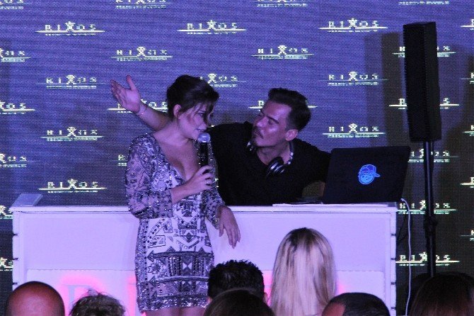 Merve Özbey Ve Erdem Kınay İkilisi Tatilcileri Coşturdu