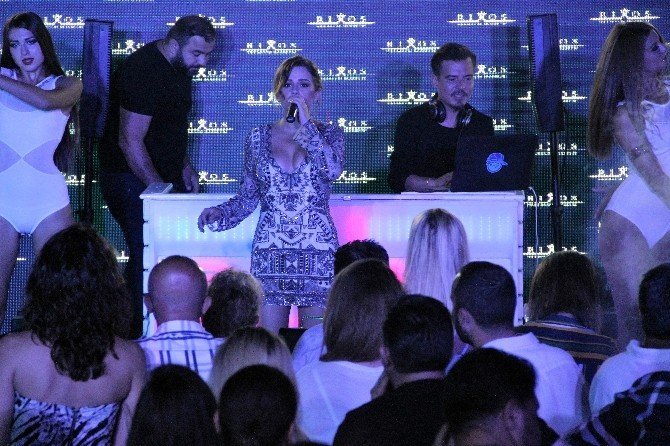 Merve Özbey Ve Erdem Kınay İkilisi Tatilcileri Coşturdu