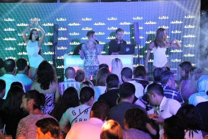 Merve Özbey Ve Erdem Kınay İkilisi Tatilcileri Coşturdu