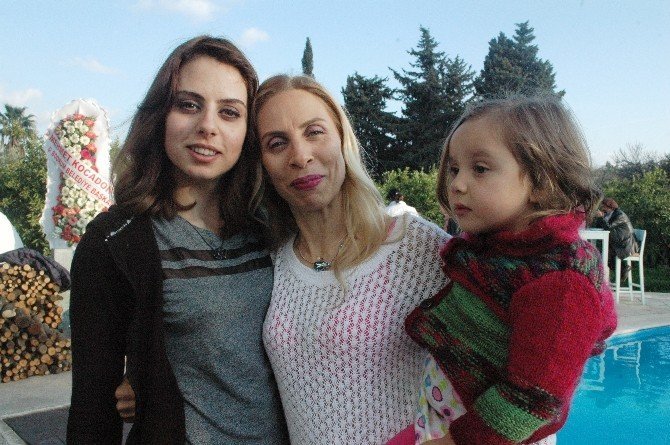 MUĞLA’NIN BODRUM İLÇESİNDE YAŞAYAN ÜNLÜ SANATÇI ZEYNEP CASALİNİ, AÇTIĞI YENİ RESTORANLA TİCARETTE HIZ KESMEDİĞİNİ GÖSTERDİ.