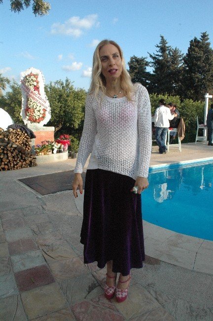 MUĞLA’NIN BODRUM İLÇESİNDE YAŞAYAN ÜNLÜ SANATÇI ZEYNEP CASALİNİ, AÇTIĞI YENİ RESTORANLA TİCARETTE HIZ KESMEDİĞİNİ GÖSTERDİ.