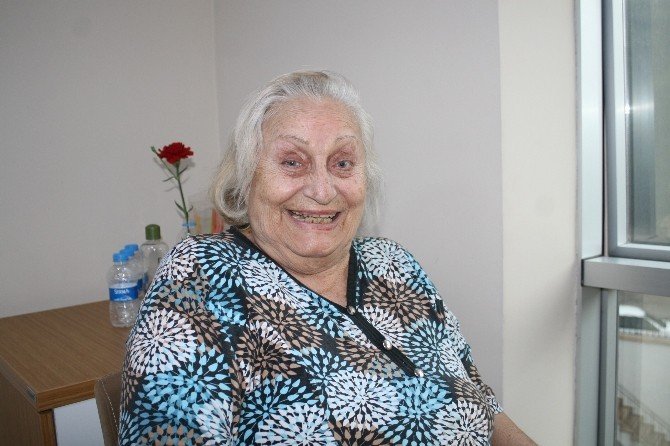 MUĞLA’NIN MARMARİS İLÇESİNDE HUZUR EVİNDE YAŞAYAN SİNEMA VE TİYATRONUN ÜNLÜ İSMİ ALTAN KARINDAŞ, TEDAVİ GÖRDÜĞÜ HASTANEDE İYİLEŞEREK BUGÜN TABURCU EDİLDİ.