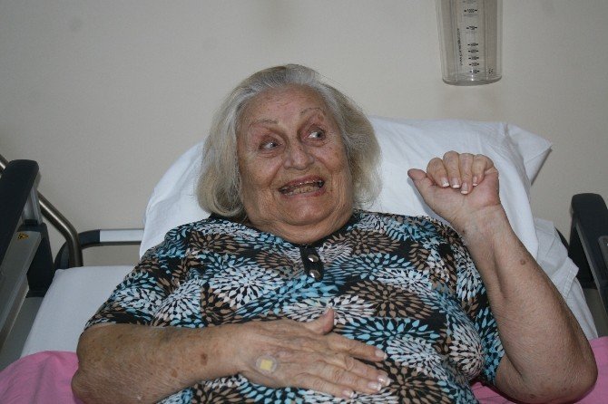 MUĞLA’NIN MARMARİS İLÇESİNDE HUZUR EVİNDE YAŞAYAN SİNEMA VE TİYATRONUN ÜNLÜ İSMİ ALTAN KARINDAŞ, TEDAVİ GÖRDÜĞÜ HASTANEDE İYİLEŞEREK BUGÜN TABURCU EDİLDİ.