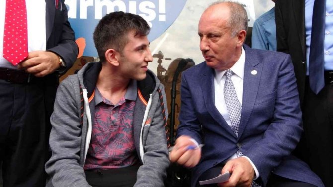 Muharrem İnce kaldırımda oturup öğrenciye fizik dersi verdi