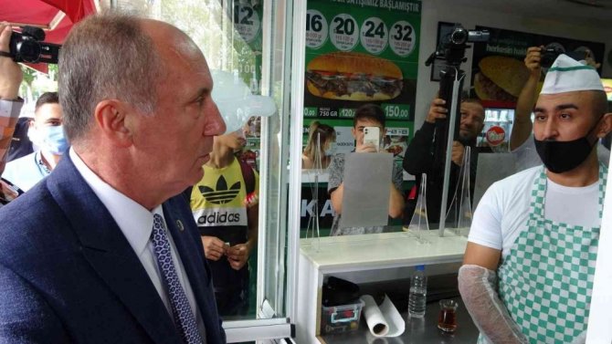 Muharrem İnce kaldırımda oturup öğrenciye fizik dersi verdi