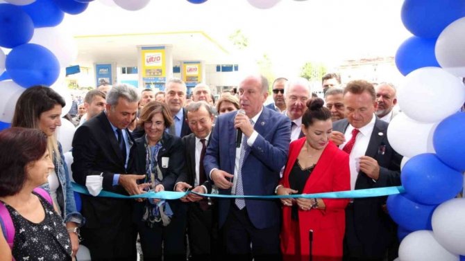 Muharrem İnce kaldırımda oturup öğrenciye fizik dersi verdi