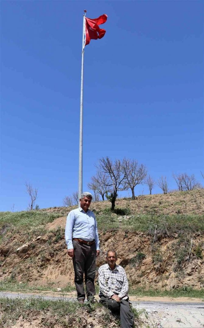 Nazilli’nin dört bir yanı dev Türk bayrakları ile donatılıyor