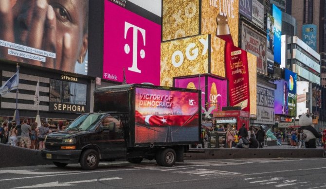 New York’ta 15 Temmuz “Demokrasi Zaferi” LED ekranlı araçlarla anlatıldı