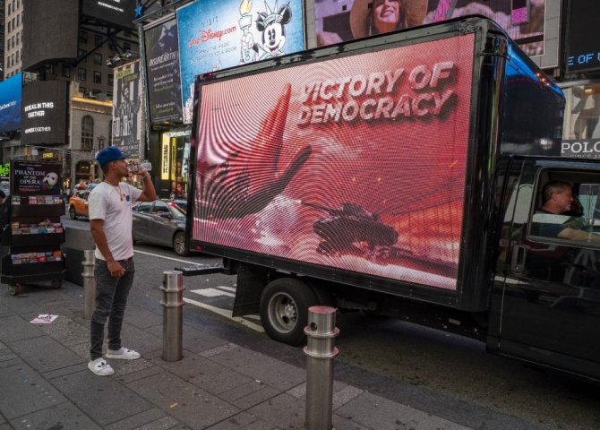 New York’ta 15 Temmuz “Demokrasi Zaferi” LED ekranlı araçlarla anlatıldı