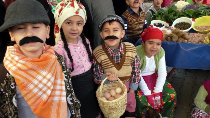 Öğrenciler okullarına destek için pazarcı oldu