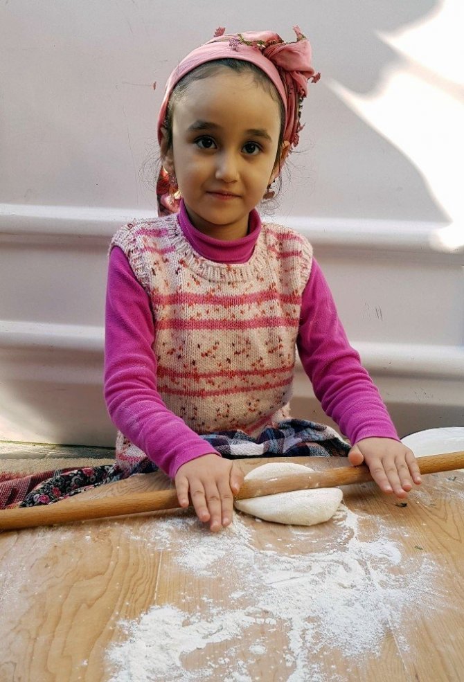 Öğrenciler okullarına destek için pazarcı oldu