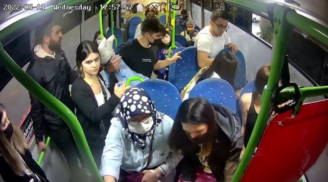 Otobüste rahatsızlanan yolcu, polis eskortu eşliğinde hastaneye yetiştirildi