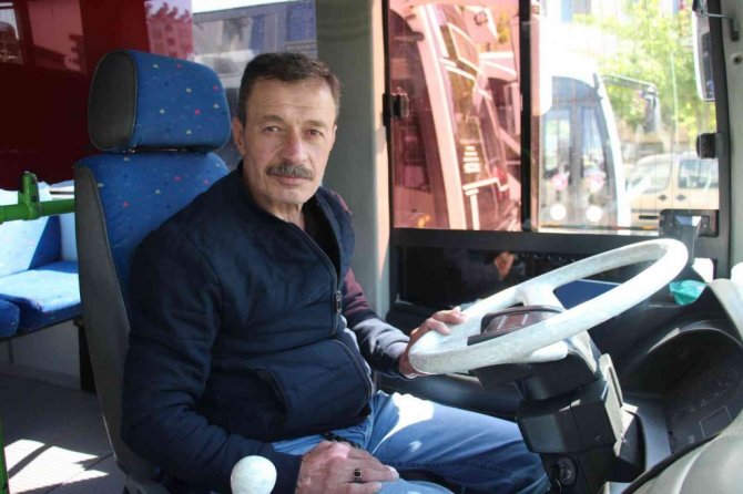 Otobüste rahatsızlanan yolcu, polis eskortu eşliğinde hastaneye yetiştirildi