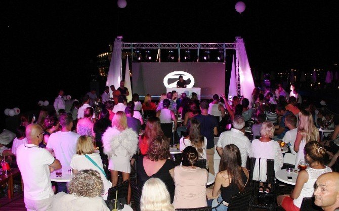 Ozan Doğulu Çaldı, Turistler Oynadı