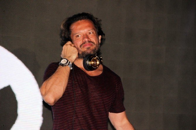 Ozan Doğulu Çaldı, Turistler Oynadı