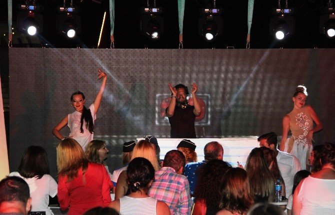 Ozan Doğulu Çaldı, Turistler Oynadı