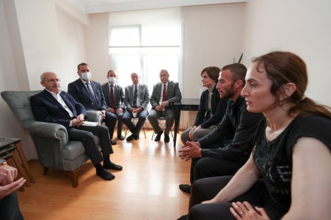 (Özel) CHP Lideri Kılıçdaroğlu gölette boğulan çocuğun ailesini ziyaret etti