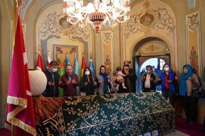 (Özel) CHP’li belediye başkanları Ertuğrul Gazi Türbesi’ni ziyaret etti