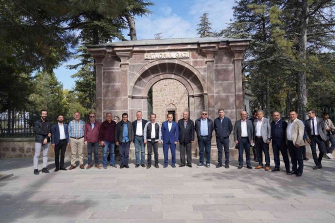 (Özel) CHP’li belediye başkanları Ertuğrul Gazi Türbesi’ni ziyaret etti
