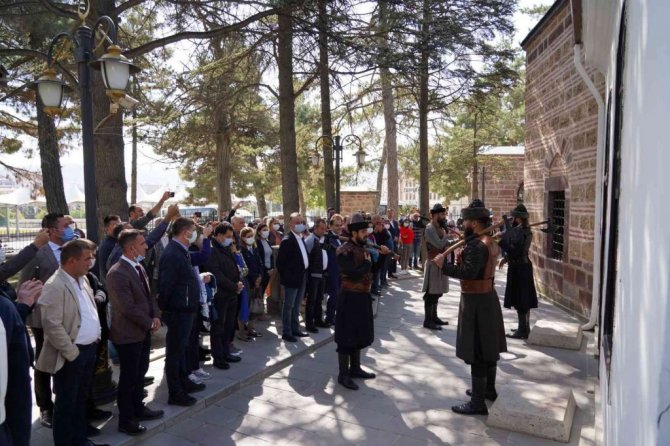 (Özel) CHP’li belediye başkanları Ertuğrul Gazi Türbesi’ni ziyaret etti