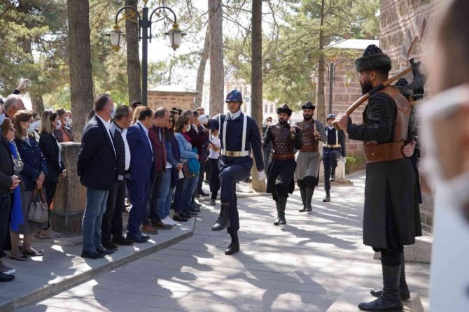 (Özel) CHP’li belediye başkanları Ertuğrul Gazi Türbesi’ni ziyaret etti