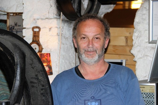 (Özel)-Hababam Sınıfı’nın başrol oyuncusu Bodrum’da tahta sandalye üretiyor