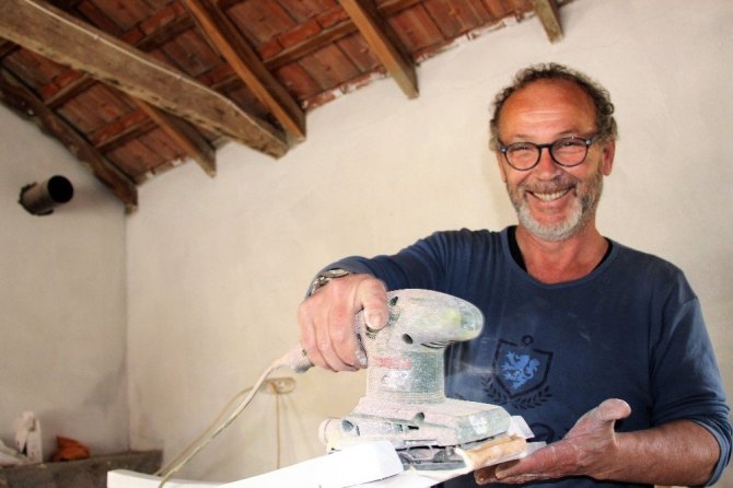 (Özel)-Hababam Sınıfı’nın başrol oyuncusu Bodrum’da tahta sandalye üretiyor