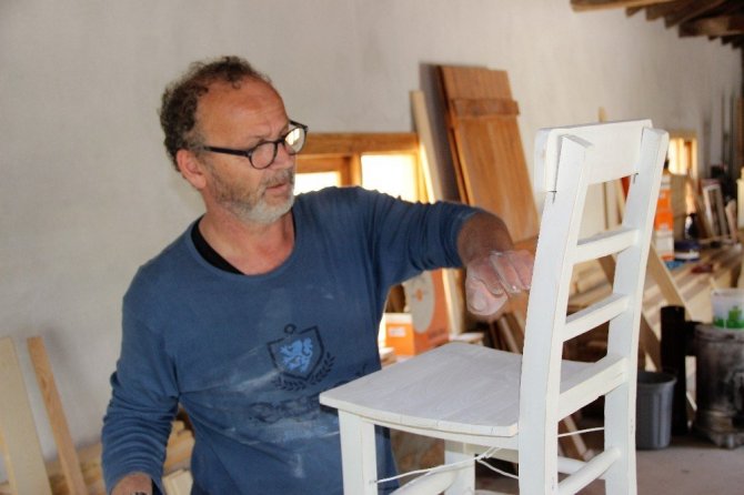 (Özel)-Hababam Sınıfı’nın başrol oyuncusu Bodrum’da tahta sandalye üretiyor