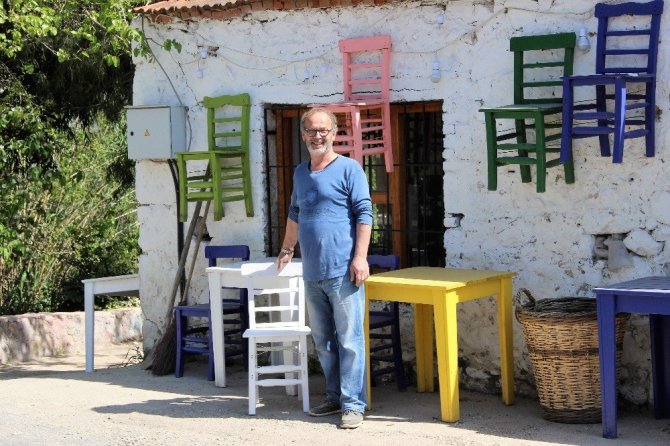 (Özel)-Hababam Sınıfı’nın başrol oyuncusu Bodrum’da tahta sandalye üretiyor