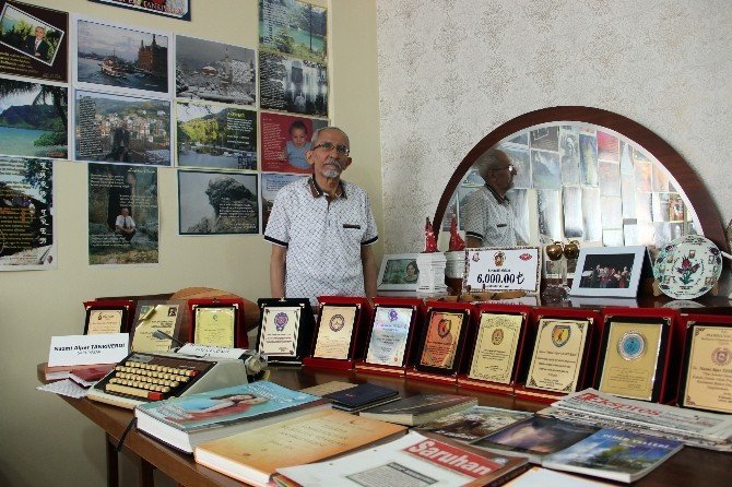 (Özel Haber) Evinin Salonunu Sergi Salonuna Çevirdi