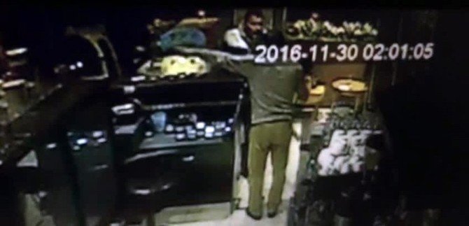 (Özel) Lokantaya Giren Hırsızı Temizlik Fırçası İle Kovaladı