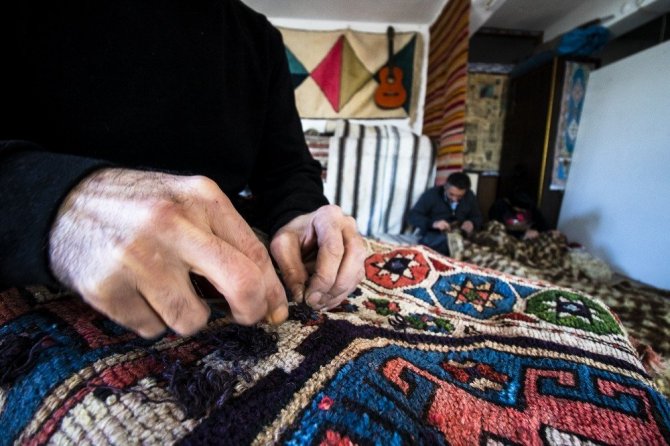 (Özel) Yıpranmış antika halılara Türk neşteri